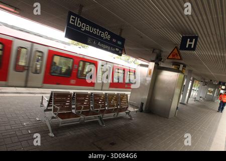 DATA RECORD NON INDICATA Eine S-Bahn fährt aus dem S-Bahnhof Elbgaustraße hinaus. Eidelstedt Hamburg *** un treno S-Bahn parte dalla stazione S-Bahn di Elbgaustraße da Eidelstedt Hamburg Foto Stock
