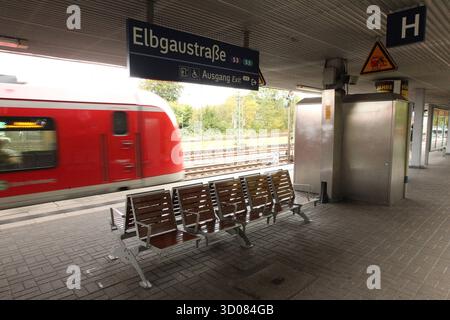 DATA RECORD NON INDICATA Eine S-Bahn fährt aus dem S-Bahnhof Elbgaustraße hinaus. Eidelstedt Hamburg *** un treno S-Bahn parte dalla stazione S-Bahn di Elbgaustraße da Eidelstedt Hamburg Foto Stock