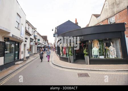 Vista sui negozi di ELD Lane a Colchester, Essex nel Regno Unito Foto Stock