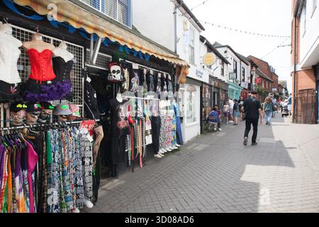 Vista sui negozi di ELD Lane a Colchester, Essex nel Regno Unito Foto Stock