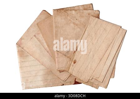 Vecchi fogli di carta in eccesso. Fogli di carta foderati invecchiati e grana vintage. I documenti piegati obsoleti e le pagine del notebook si impilano su sfondo bianco Foto Stock
