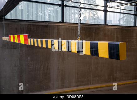 Ingresso del garage con barriera di altezza Foto Stock