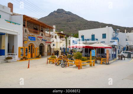 Katapola, Amorgos - 18 maggio 2024: Il centro della città di Katapola sull'isola di Amorgos Cicladi, Grecia Foto Stock