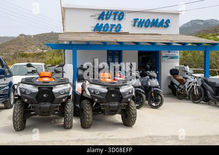 Katapola, Amorgos - 18 maggio 2024: Quad pronti per il noleggio a Katapola, sull'isola di Amorgos. Cicladi, Grecia Foto Stock