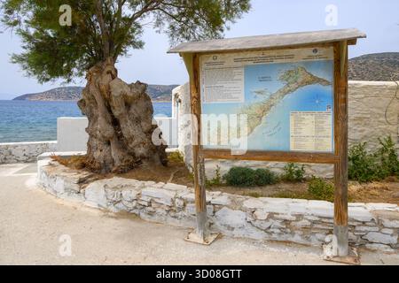 Katapola, Amorgos - 18 maggio 2024: Mappa dell'isola di Amorgos nel villaggio di Katapola. Cicladi, Grecia Foto Stock
