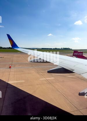 Vista dal finestrino dell'aereo durante la partenza dall'aeroporto di Bristol a bordo di un volo Jet2holidays per Ibiza, 18 maggio 2025 Foto Stock