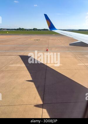 Vista dal finestrino dell'aereo durante la partenza dall'aeroporto di Bristol a bordo di un volo Jet2holidays per Ibiza, 18 maggio 2025 Foto Stock