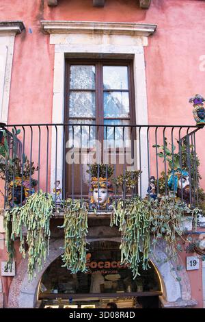 Balcone a Taormina con teste in ceramica dipinta tradizionale Foto Stock