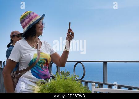 Turisti che scattano fotografie a Taormina, Sicilia, italia Foto Stock