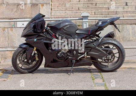 La motocicletta BMW S1000R parcheggiata su una strada. Foto Stock