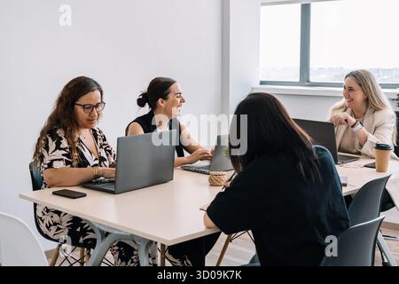 gruppo di donne che lavorano in ufficio Foto Stock