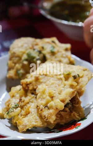 Tempe goreng o tempe mendoan è un tradizionale cibo indonesiano a base di tempeh ricoperto di impasto di farina Foto Stock