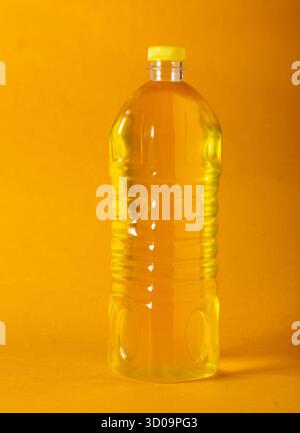 Tradizionale olio di arachidi in legno spremuto a freddo dal Tamil Nadu, India. Olio biologico, senza sostanze chimiche estratto da arachidi utilizzando legno antico Foto Stock