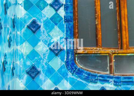 Barcellona, Spagna - 12 luglio 2025: La splendida decorazione di piastrelle in ceramica blu a Casa Batlo a Barcellona, Spagna Foto Stock