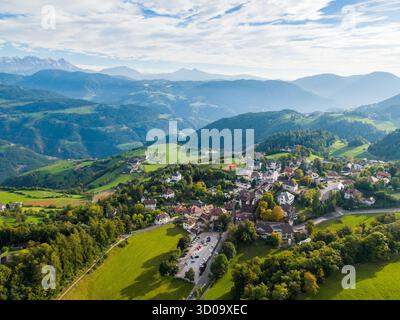 Collalbo, Italia - 4 ottobre 2025: Veduta aerea di Collalbo, noto anche come Klobenstein, paese sull'altopiano del Ritten vicino a Bolzano, in alto Adige, N Foto Stock
