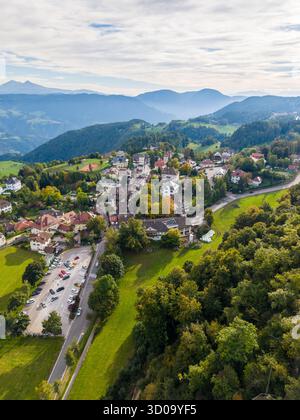 Collalbo, Italia - 4 ottobre 2025: Veduta aerea di Collalbo, noto anche come Klobenstein, paese sull'altopiano del Ritten vicino a Bolzano, in alto Adige, N Foto Stock