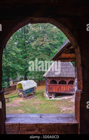Romania, regione di Muntenia, Sibiu, complesso del Museo Nazionale DI ASTRA, etnomuseo all'aperto nell'area forestale protetta di Dumbrava Sibiului, l'etnomuseo più importante della Romania e il più grande museo all'aperto in Europa, case tradizionali Foto Stock