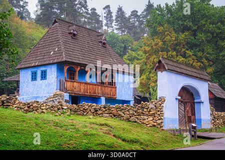 Romania, regione di Muntenia, Sibiu, complesso del Museo Nazionale DI ASTRA, etnomuseo all'aperto nell'area forestale protetta di Dumbrava Sibiului, l'etnomuseo più importante della Romania e il più grande museo all'aperto in Europa, case tradizionali Foto Stock