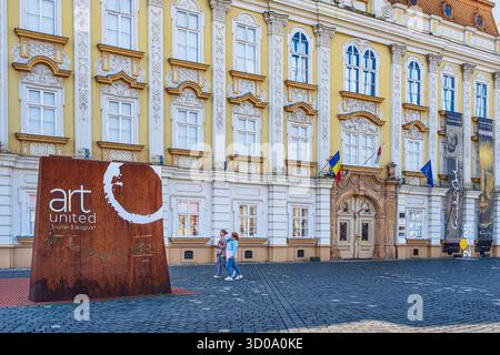 Romania, regione del Banato, Timisoara, Piazza dell'Unione (Pia?a Unirii), il Palazzo Barocco (1752-1754) ospita il Museo d'Arte Foto Stock