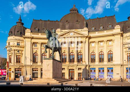 Romania, Bucarest, piazza della Rivoluzione, statua equestre di Carlo i (1839-1914), primo re di Romania, di fronte all'ex Palazzo di Carol i Royal Foundation, oggi Biblioteca Universitaria centrale Foto Stock