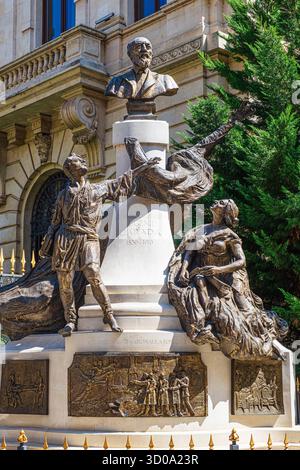 Romania, Bucarest, centro storico, monumento dedicato a Eugeniu Carada (1836-1910) vicino all'edificio della Banca Nazionale, primo direttore della Banca Nazionale di Romania Foto Stock