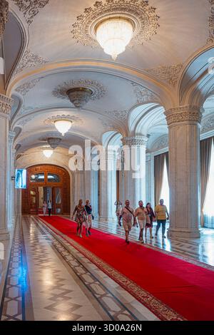 Romania, Bucarest, settore 5, il Palazzo del Parlamento in stile neoclassico la cui costruzione iniziò nel 1984 sotto il regime del dittatore comunista Nicolae Ceau'escu Foto Stock