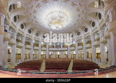 Romania, Bucarest, settore 5, il Palazzo del Parlamento in stile neoclassico la cui costruzione iniziò nel 1984 sotto il regime del dittatore comunista Nicolae Ceau'escu Foto Stock