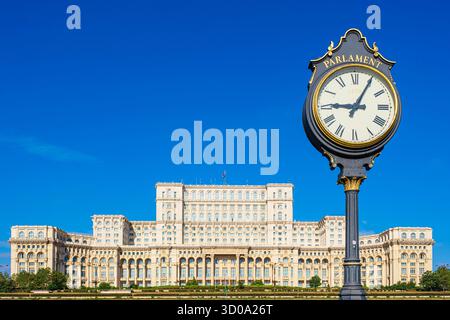 Romania, Bucarest, settore 5, il Palazzo del Parlamento in stile neoclassico la cui costruzione iniziò nel 1984 sotto il regime del dittatore comunista Nicolae Ceau'escu Foto Stock