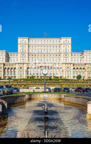 Romania, Bucarest, settore 5, il Palazzo del Parlamento in stile neoclassico la cui costruzione iniziò nel 1984 sotto il regime del dittatore comunista Nicolae Ceau'escu Foto Stock