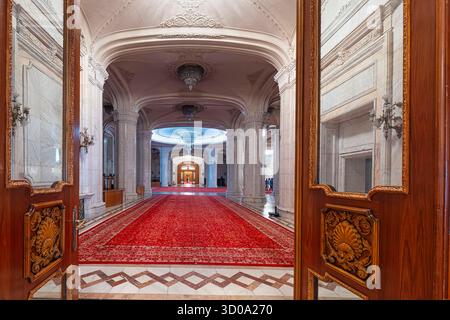Romania, Bucarest, settore 5, il Palazzo del Parlamento in stile neoclassico la cui costruzione iniziò nel 1984 sotto il regime del dittatore comunista Nicolae Ceau'escu Foto Stock