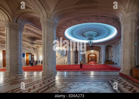 Romania, Bucarest, settore 5, il Palazzo del Parlamento in stile neoclassico la cui costruzione iniziò nel 1984 sotto il regime del dittatore comunista Nicolae Ceau'escu Foto Stock