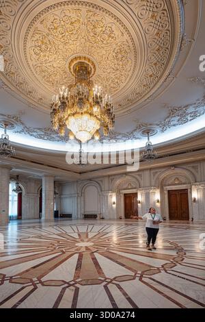 Romania, Bucarest, settore 5, il Palazzo del Parlamento in stile neoclassico la cui costruzione iniziò nel 1984 sotto il regime del dittatore comunista Nicolae Ceau'escu Foto Stock