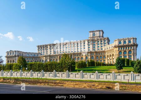 Romania, Bucarest, settore 5, il Palazzo del Parlamento in stile neoclassico la cui costruzione iniziò nel 1984 sotto il regime del dittatore comunista Nicolae Ceau'escu Foto Stock