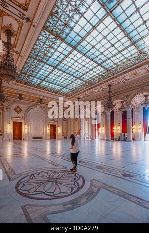 Romania, Bucarest, settore 5, il Palazzo del Parlamento in stile neoclassico la cui costruzione iniziò nel 1984 sotto il regime del dittatore comunista Nicolae Ceau'escu Foto Stock