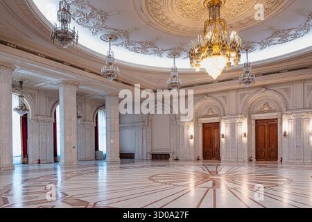 Romania, Bucarest, settore 5, il Palazzo del Parlamento in stile neoclassico la cui costruzione iniziò nel 1984 sotto il regime del dittatore comunista Nicolae Ceau'escu Foto Stock