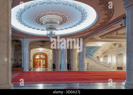 Romania, Bucarest, settore 5, il Palazzo del Parlamento in stile neoclassico la cui costruzione iniziò nel 1984 sotto il regime del dittatore comunista Nicolae Ceau'escu Foto Stock