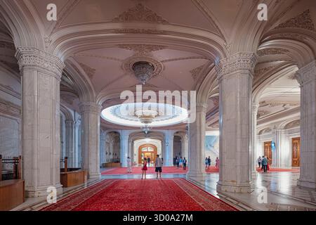 Romania, Bucarest, settore 5, il Palazzo del Parlamento in stile neoclassico la cui costruzione iniziò nel 1984 sotto il regime del dittatore comunista Nicolae Ceau'escu Foto Stock