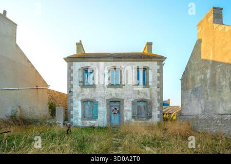 Francia, Finistère, Mare d'Iroise, Isole Ponant, Parco naturale regionale Armorique, Isola di Sein, etichettato come uno dei villaggi più belli della Francia, Isola di Sein, facciata con boa su una vecchia casa del villaggio Foto Stock