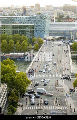 Francia, Parigi, vista generale di Parigi dalla cima della Torre dell'Orologio della Gare de Lyon, il Ponte Charles de Gaulle Foto Stock