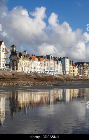 Francia, Pas de Calais, della Costa d'Opale,, Wimereux, la diga, Cabine mare e ville Belle Epoque Foto Stock