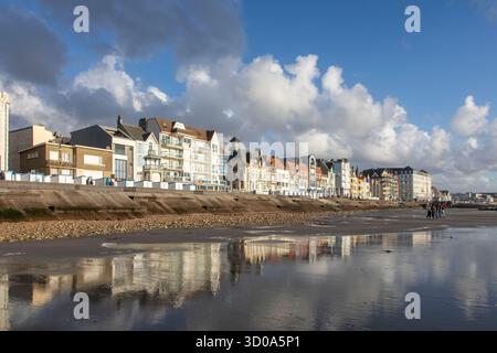 Francia, Pas de Calais, della Costa d'Opale,, Wimereux, la diga, Cabine mare e ville Belle Epoque Foto Stock
