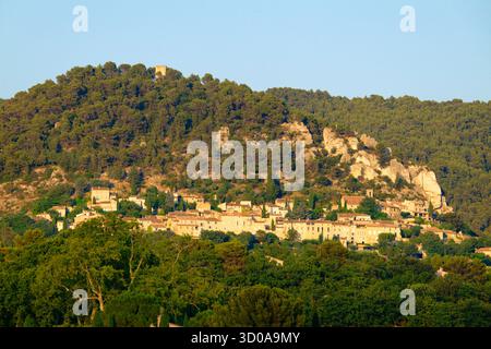 Francia, Vaucluse, Pays des Dentelles de Montmirail distretto, il borgo medievale di Seguret, etichettato Les Plus Beaux Villages de France (i più bei villaggi di Francia) Foto Stock