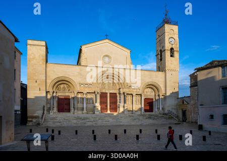 Francia, Gard, Saint Gilles du Gard, chiesa abbaziale di Saint-Gilles del XII-XIII secolo, classificata patrimonio dell'umanità dall'UNESCO sotto le rotte per Santiag Foto Stock