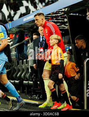 Anatoliy Trubin (SL Benfica) visto in azione durante la fase di UEFA Champions League 25/26 tra Newcastle United FC e SL Benfica al Saint James Park. Punteggi finali; Newcastle United FC 3 : 0 SL Benfica. Foto Stock