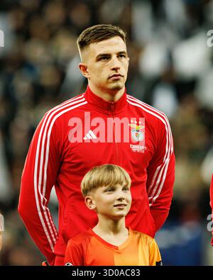 Anatoliy Trubin (SL Benfica) visto in azione durante la fase di UEFA Champions League 25/26 tra Newcastle United FC e SL Benfica al Saint James Park. Punteggi finali; Newcastle United FC 3 : 0 SL Benfica. Foto Stock
