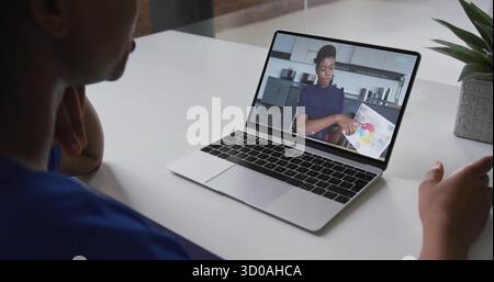 Guardare l'insegnante tenendo la ruota dei colori tramite laptop mentre lo spettatore riposa il mento in ufficio, con succulento Foto Stock