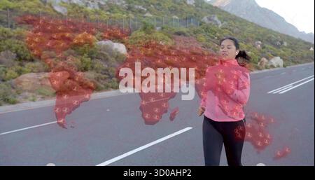 Jogging donna asiatica in abbigliamento sportivo lungo la strada di montagna lastricata con recinzione, sovrapposizione di mappe, spazio fotocopie Foto Stock