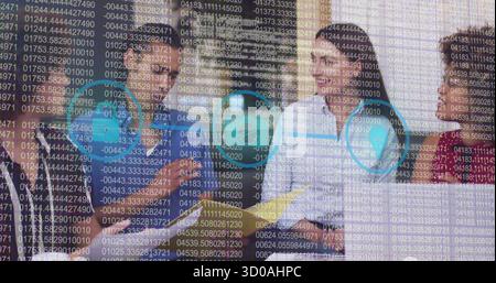 Team che collabora indossando abiti da lavoro che puntano ai laptop nella sala riunioni, con icone di sicurezza Foto Stock