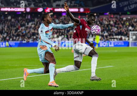 El Hadji Malick Diouf (destra) del West Ham United e Dango Ouattara di Brentford si battono per il pallone durante la partita di Premier League al London Stadium di Londra. Data foto: Lunedì 20 ottobre 2025. Foto Stock