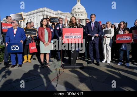 Washington, Stati Uniti. 22 ottobre 2025. La deputata Maria Elvira Salazar (D-FL) parla della riforma dell'immigrazione durante una conferenza stampa, oggi 22 ottobre 2025 presso House Triangle/Capitoll Hill a Washington DC, USA. (Lenin Nolly/Sipa USA) credito: SIPA USA/Alamy Live News Foto Stock